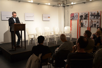 Begrüßung zur Filmpremiere und Projektpräsentation durch Peter Wellach (Vorstandsmitglied translations e.V.) in der Literaturwerkstatt der Kulturbrauerei, Berlin